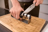ZWILLING TwinSharp Select oštrilo za noževe, 2 stupnja za osnovno i fino oštrenje, diskovi od nehrđajućeg čelika i keramike, protuklizno, za glatke noževe, srebrno 4