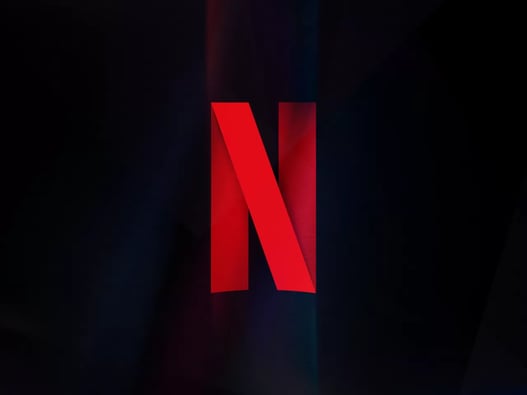 Netflix cambia strategia: l'acquisizione di Warner Bros. avverrà interamente in contanti