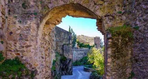 Cosa vedere a Zungoli: grotte bizantine, castello e vicoli in pietra