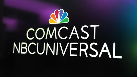NBCUniversal in contatto con una banca di investimento per l'acquisto di Warner Bros