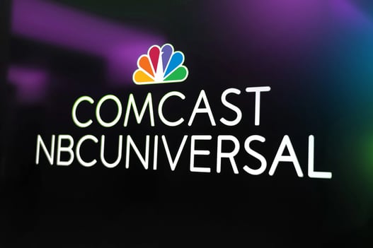NBCUniversal in contatto con una banca di investimento per l'acquisto di Warner Bros