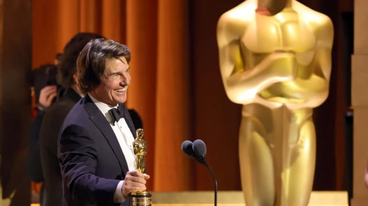 Tom Cruise riceve l'Oscar alla carriera ai Governor Awards