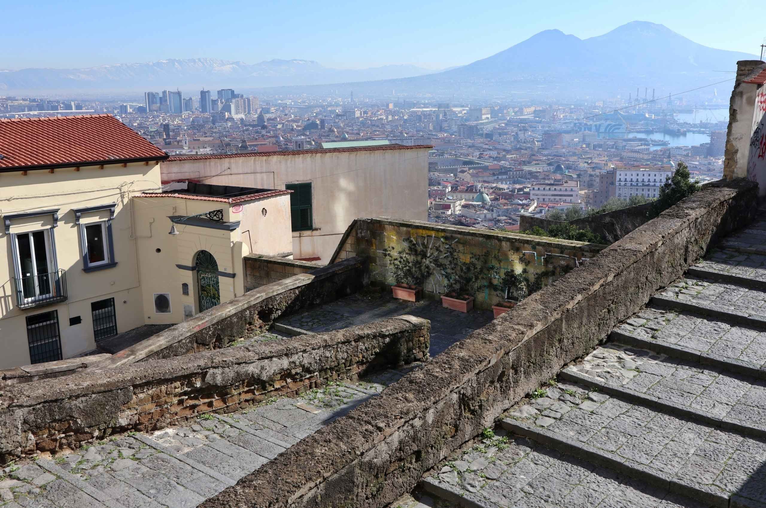 La Pedamentina di San Martino a Napoli: Guida al Trekking Urbano dal Vomero al Centro Storico