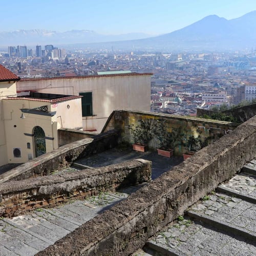 La Pedamentina di San Martino a Napoli: Guida al Trekking Urbano dal Vomero al Centro Storico