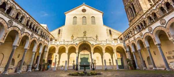 Itinerario a Salerno a Piedi in 1 Giorno: Dal Centro Storico al Duomo e al Lungomare