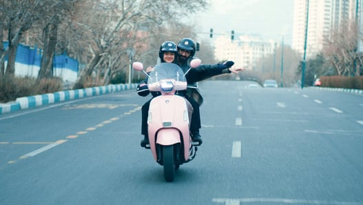 Divina Commedia, il road movie urbano di Ali Asgari tra Jafar Panahi, Nanni Moretti e Woody Allen | Recensione