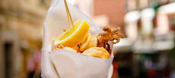 Street food a Napoli: 7 specialità salate da provare in giro per la città