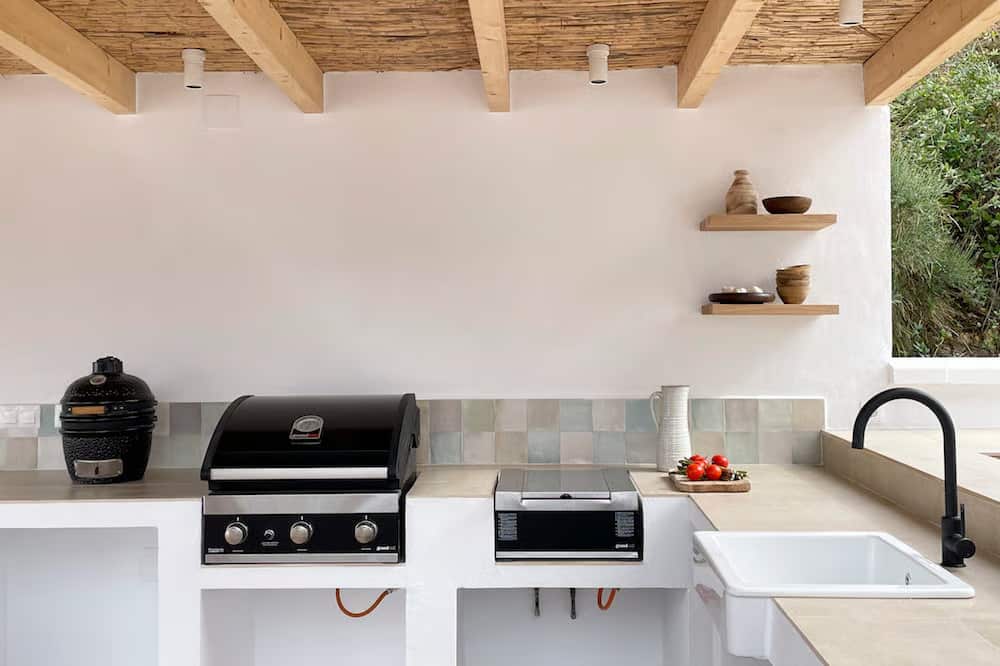 Outdoor cooking & dining
