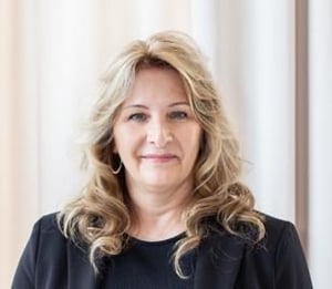 Headshot of Kelly Davies