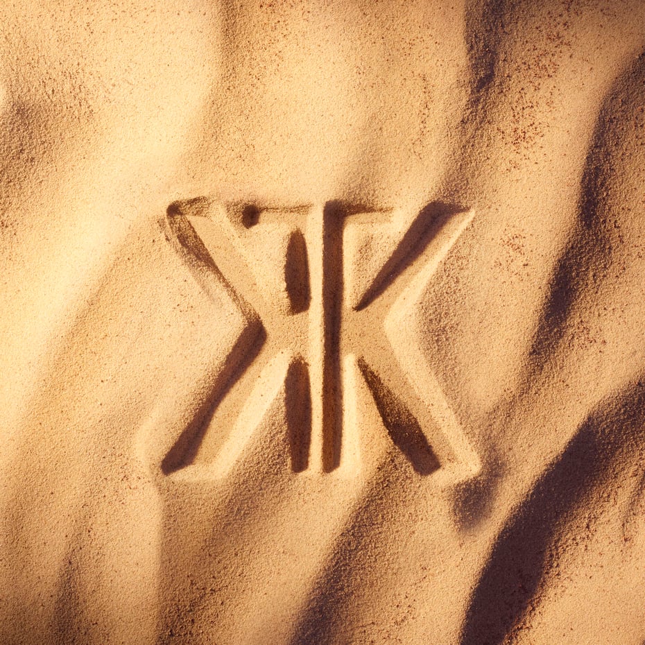 Maison Francis Kurkdjian OUD velvet mood Extrait de Parfum set against warm desert light