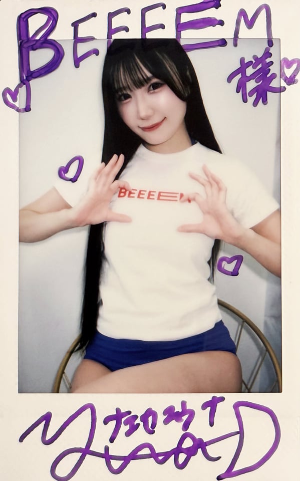 月に足跡を残した少女達は一体何を見たのか... 苗加結菜 直筆サイン入りチェキ