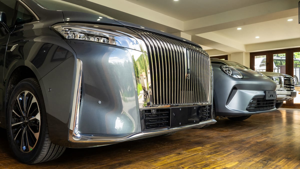 WEY G9 front three-quarter, chrome grille catching the showroom light