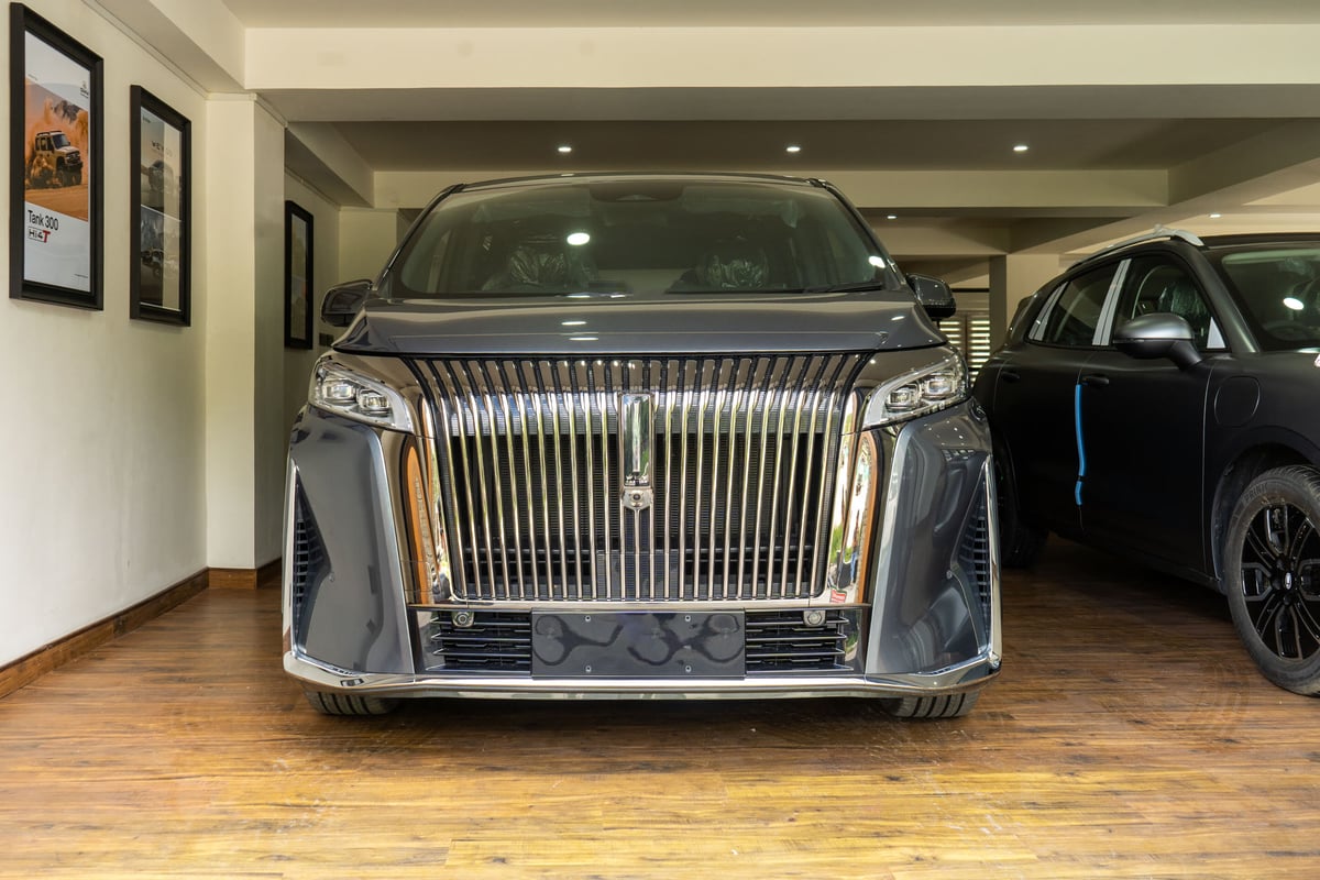 WEY G9 front three-quarter on the showroom floor