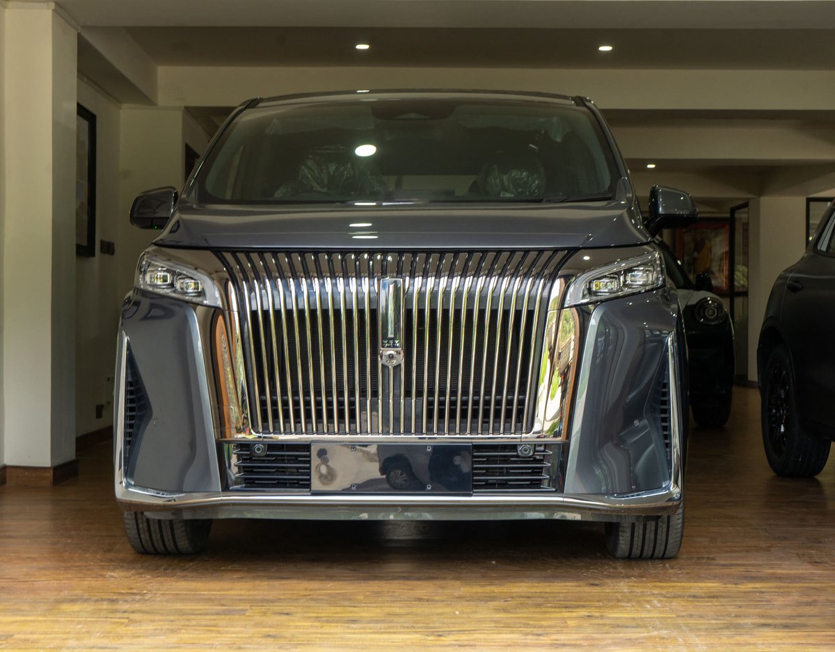 WEY G9 photographed head-on, filling the frame with its chrome grille