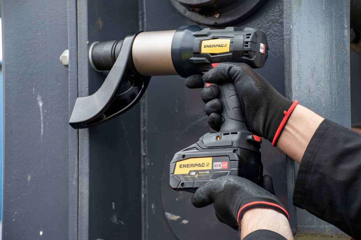 Enerpac Akku-Drehmomentschrauber an einer Flanschverschraubung