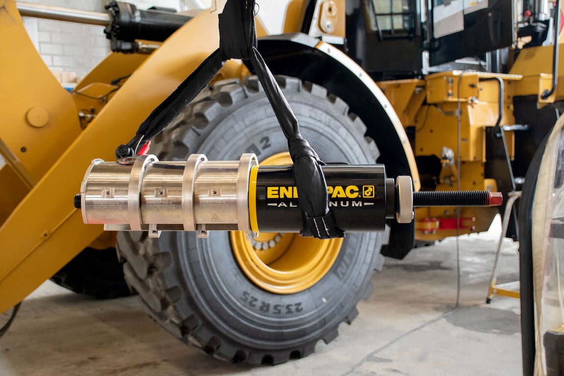 Enerpac PPH40 Bolzenabzieher beim Ziehen eines Bolzens