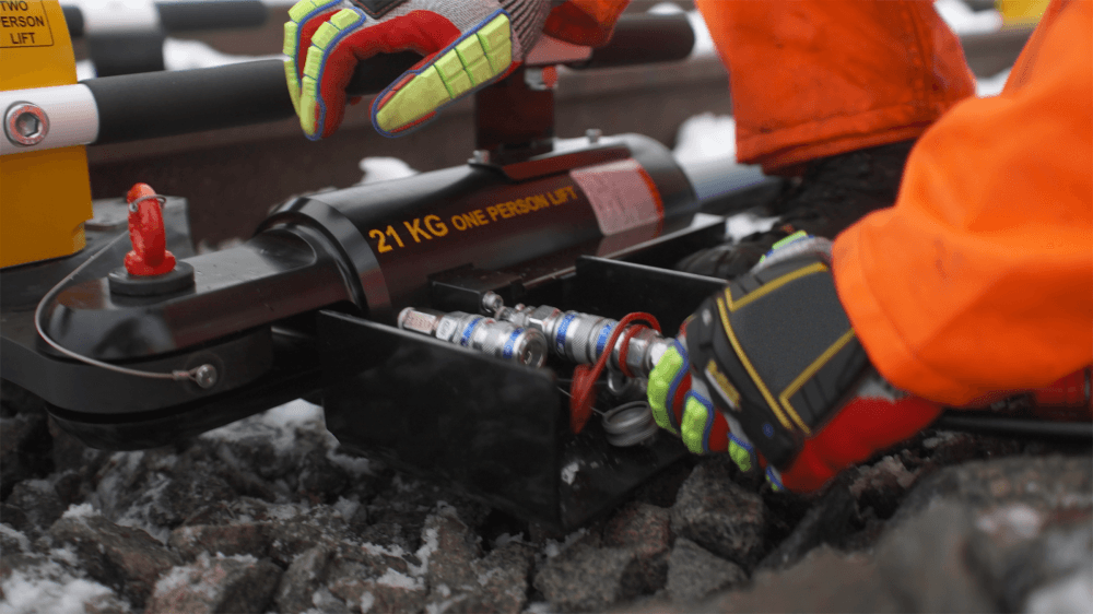 Enerpac RP70A Schienenzieher im Gleis-Einsatz