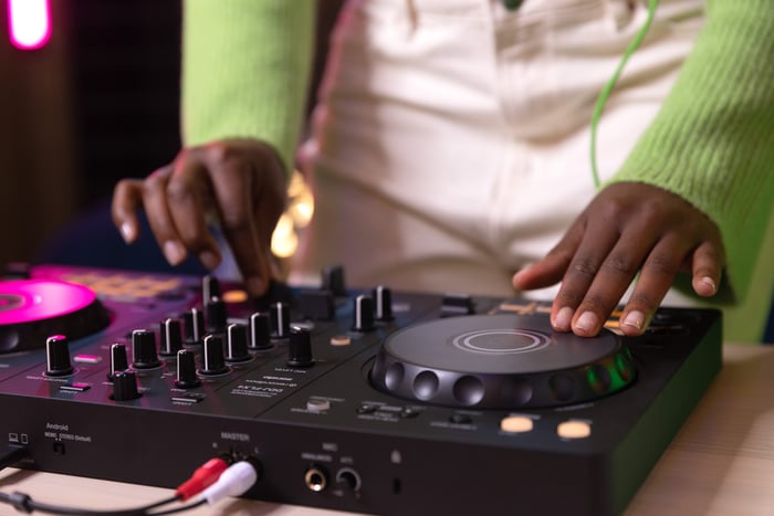 Pioneer DJ DDJ-FLX4 2-channel DJ controller for multiple DJ