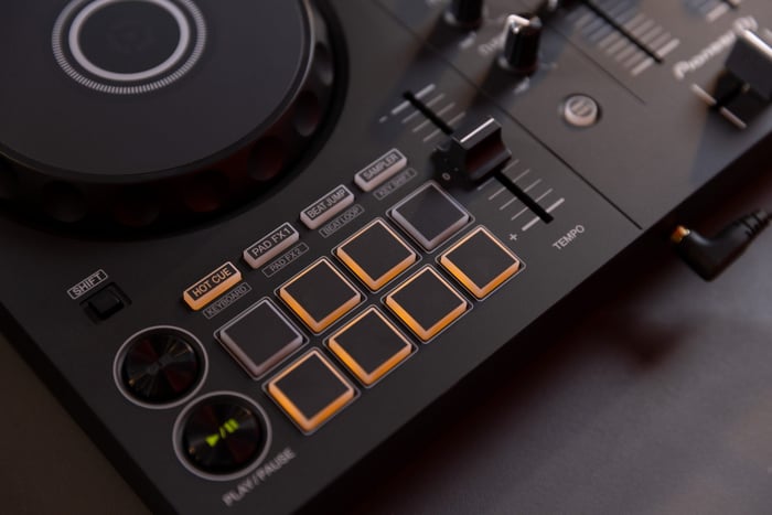 Pioneer DJ DDJ-FLX4 2-channel DJ controller for multiple DJ