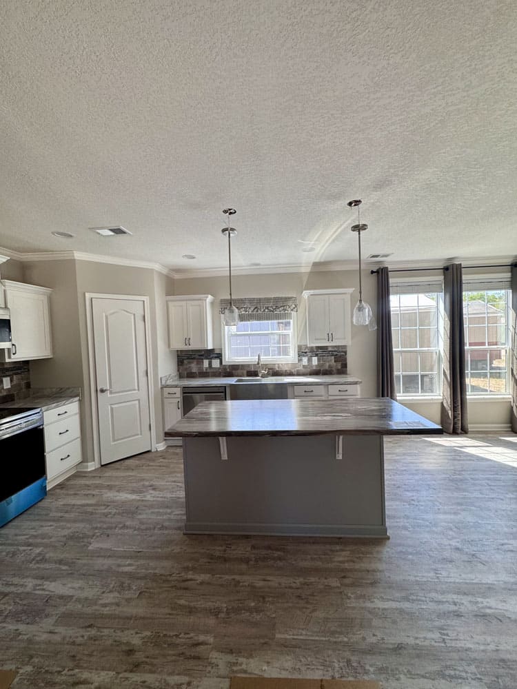 Open kitchen and dining space in The Ace traila en venta in Conroe, Texas