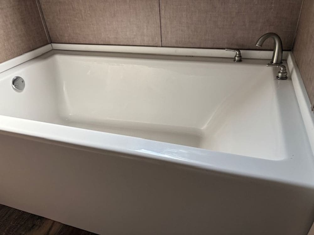 Large soaking tub in The Leslie manufactured home for sale