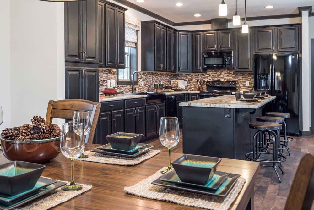 Comedor y cocina de The Nandina, trailas en venta en Cedar Creek, TX