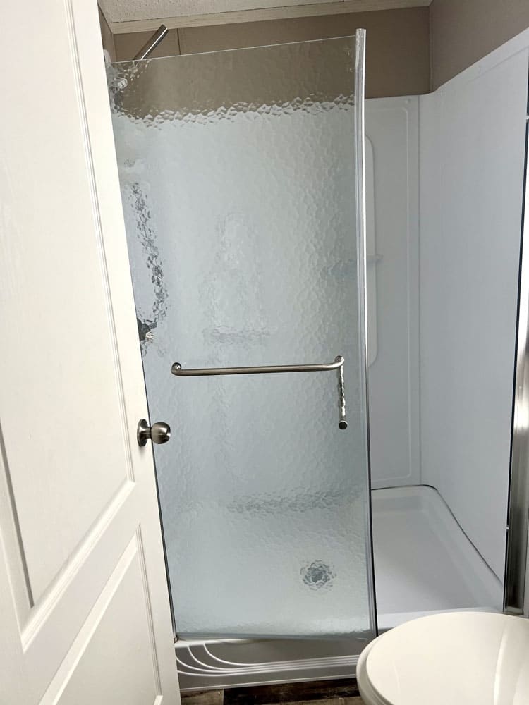 Walk-in shower in The Leah traila en venta in Conroe, Texas