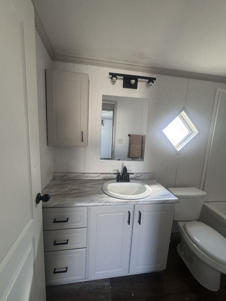 Bathroom vanity with black fixtures in the H-1880-32E traila en venta