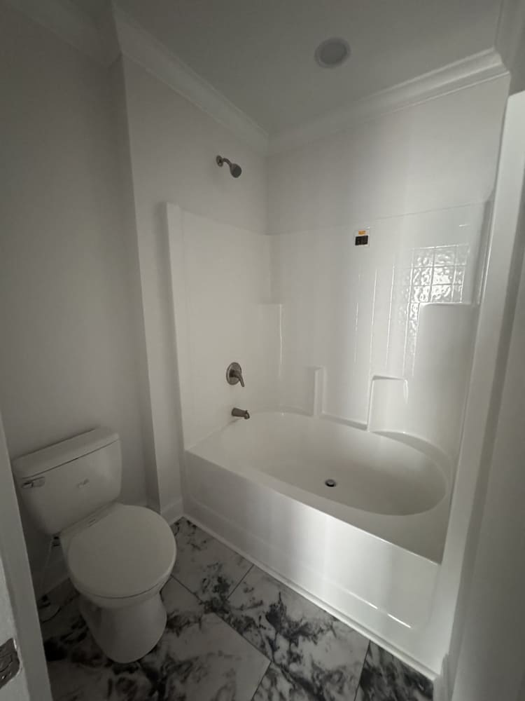Secondary bathroom with tub and shower in The Shoreline trailer home for sale near Conroe, Texas
