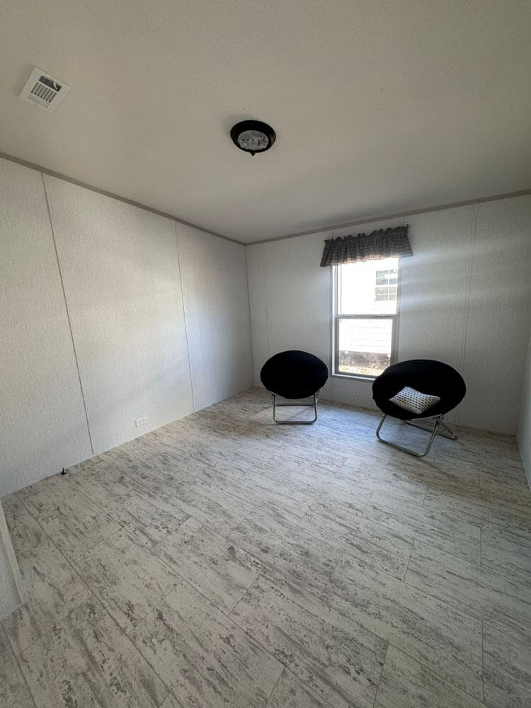 Bright secondary bedroom in The Lucia traila en venta cerca de Conroe, Texas