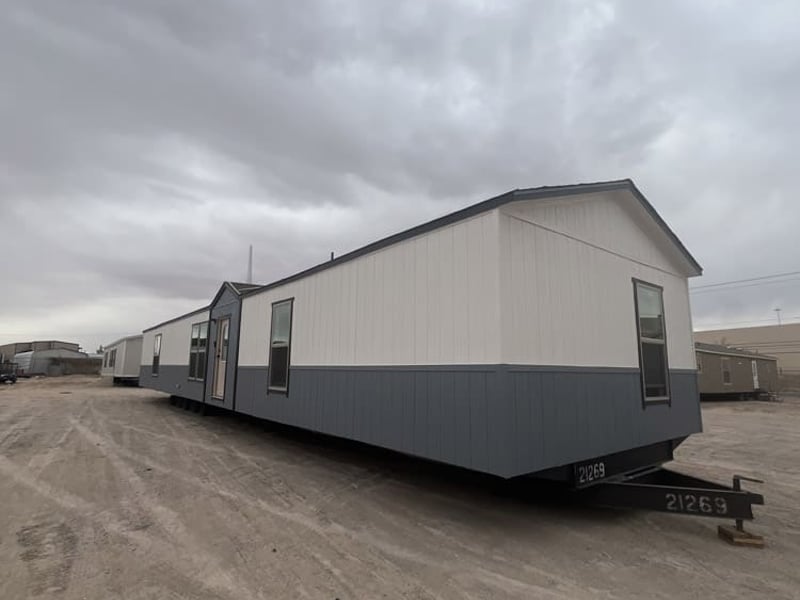 Foto de New 16x72 - 3 Bedroom Singlewide - #21269, casa de Legacy Housing en El Paso, TX