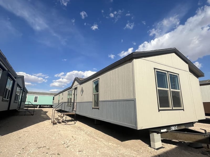Foto de New 18x80 - 3 Bedroom Singlewide - #15612, casa de Legacy Housing en El Paso, TX