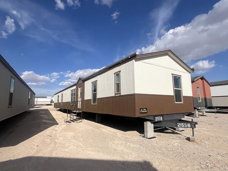 Foto de New 16x80 - 3 Bedroom Singlewide - #21556, casa de Legacy Housing en El Paso, TX