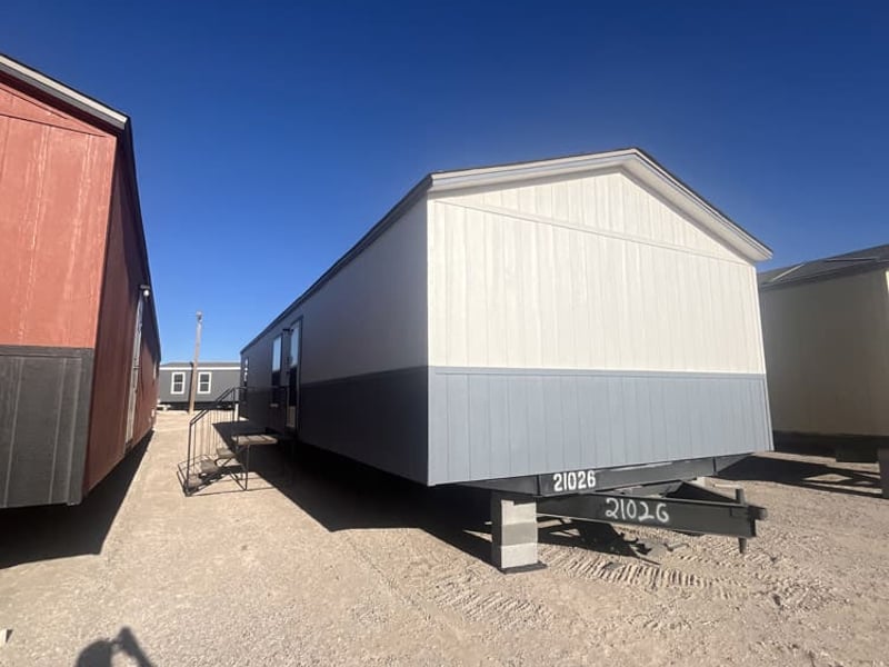 Foto de New 16x64 - 2 Bedroom Singlewide - #21026, casa de Legacy Housing en El Paso, TX
