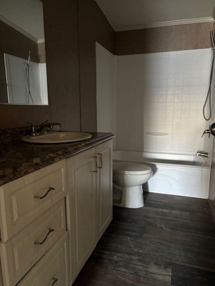 Full guest bathroom in Montgomery County's spacious Leslie 5-bedroom manufactured home