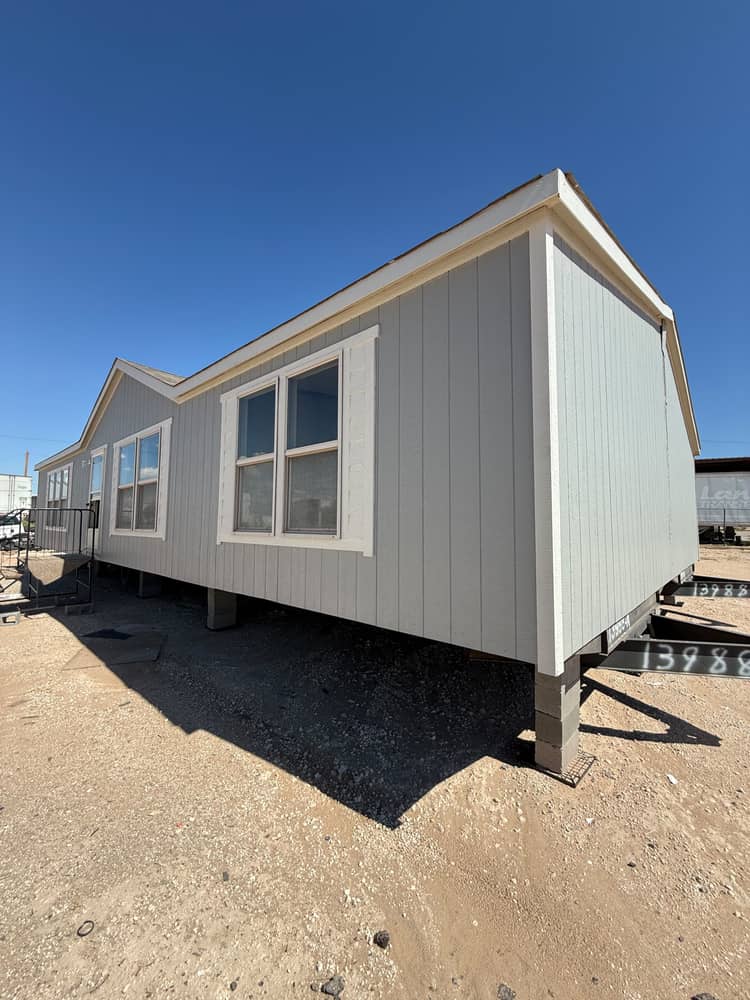 Foto de Used 32x56 - 3 Bedroom Doublewide - #13988, casa de doble sección de Legacy Housing en El Paso, TX