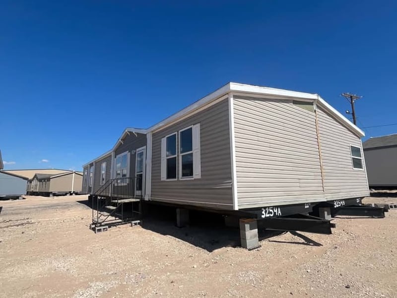 Foto de Used 28x72 - 4 Bedroom Doublewide - #3254, casa de Cavco Homes en El Paso, TX