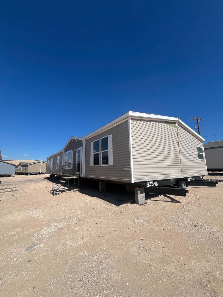 Foto de Used 28x72 - 4 Bedroom Doublewide - #3254, casa de doble sección de Cavco Homes en El Paso, TX