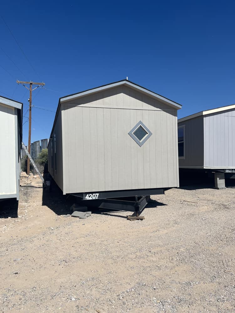 Foto de Used 12x72 - 3 Bedroom Singlewide - #4207, casa de una sección de Legacy Housing en El Paso, TX