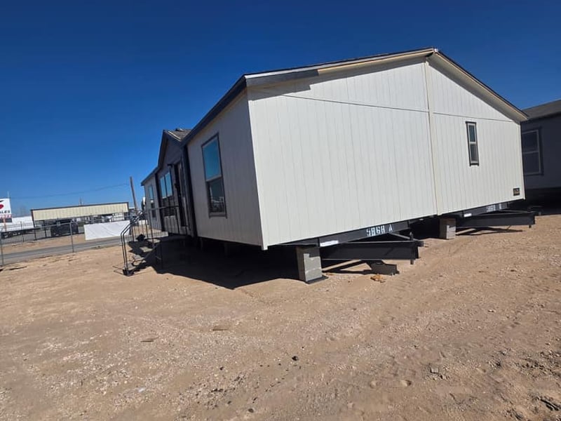 Foto de New 32x48 - 3 Bedroom Doublewide - #5868, casa de Legacy Housing en El Paso, TX