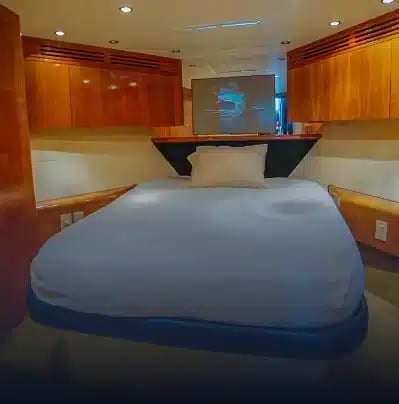 Guest stateroom with V berth on the Four Aces