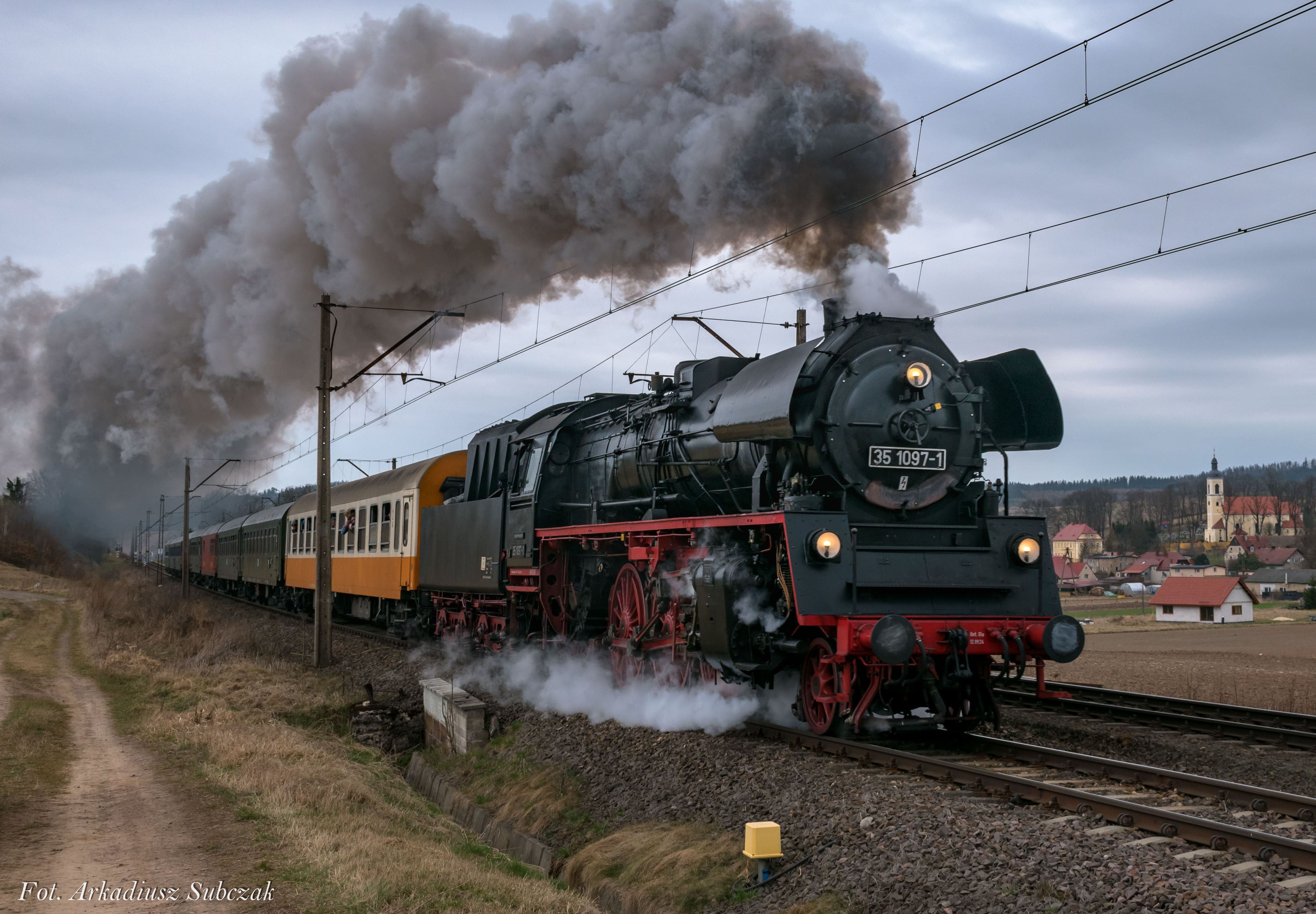 BR35 1097-1 z międzynarodowym ekspresem mknie po torach