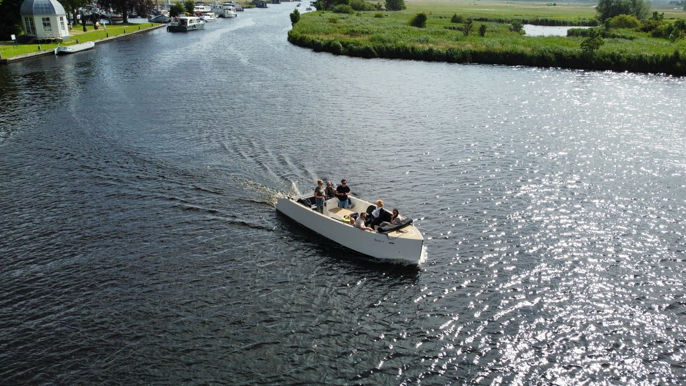 Luxe boot op het water bij zonsondergang