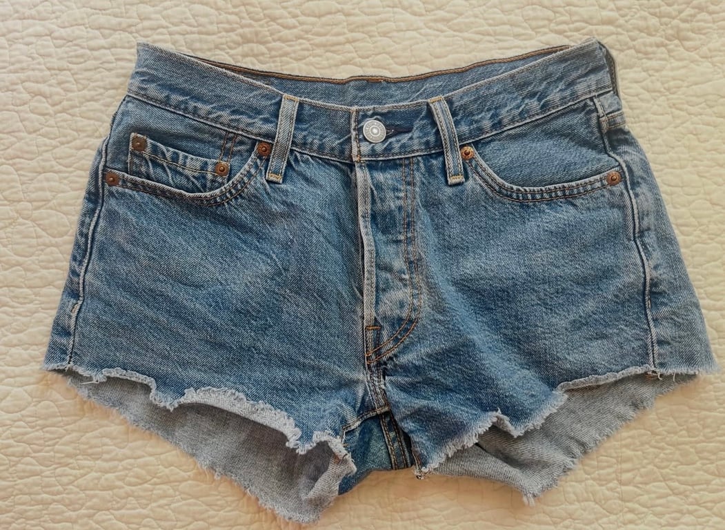 Levi's — Levi's denim shorts (Size S, Like new)