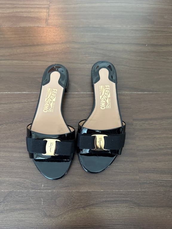 Salvatore Ferragamo — Salvatore Ferragamo (Size EU 37.5, Good)