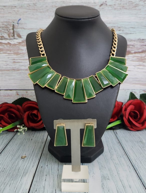 Hajmaal — vintage green and goldtone necklace (Size One Size, New without tags)