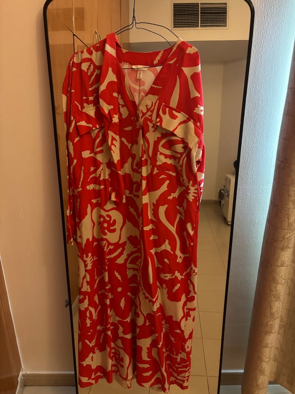 H&M — Red & Beige Floral Sleeveless Tie Waist Midi Dress (Like new)