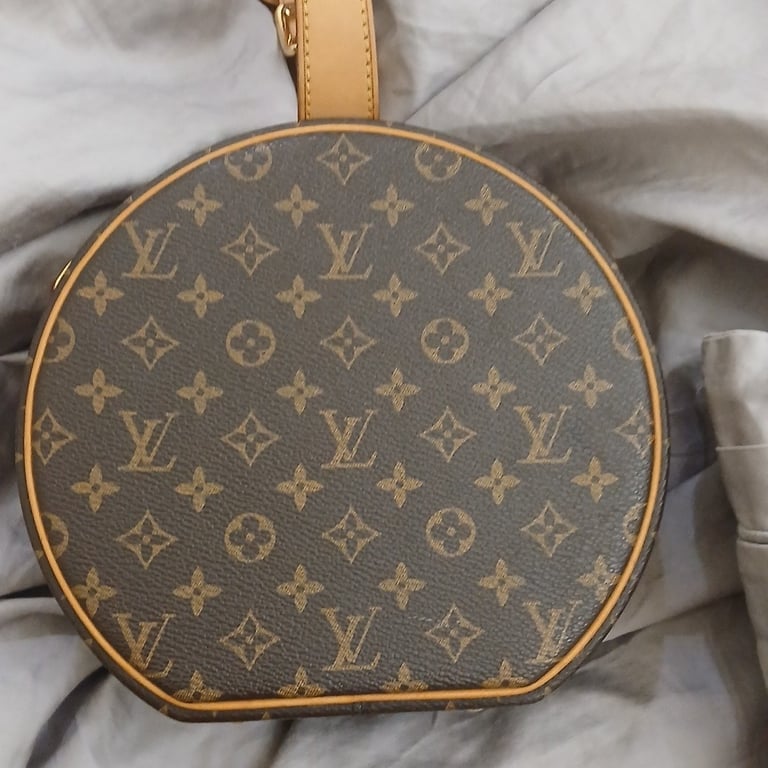 Louis Vuitton — Louis Vuitton Monogram Boite Chapeau Round Bag (المقاس One Size, جيد)
