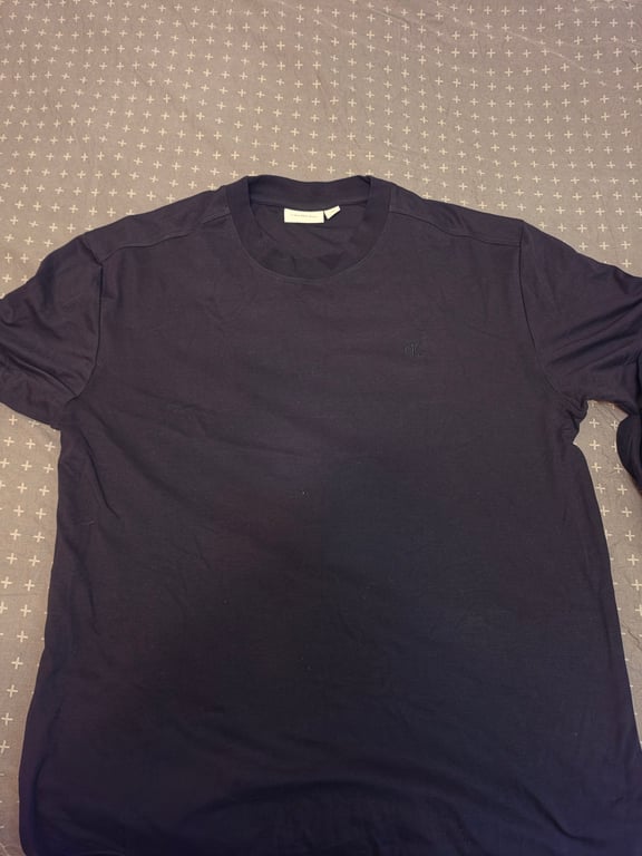 Calvin Klein — Calvin Klein Crewneck T-Shirt (Size XXL, Like new)