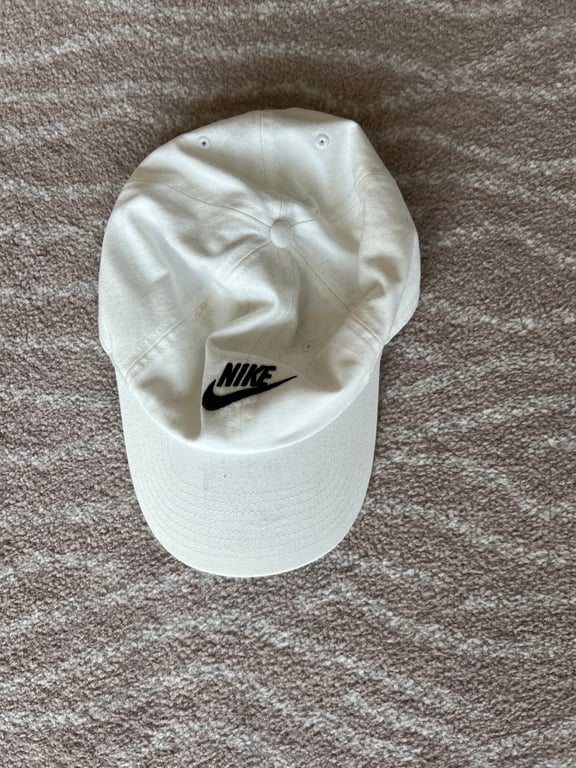 Nike — Nike White Baseball Cap (Good)